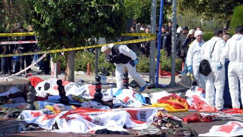 Forenses de la Policía turca examinan la zona de una de las explosiones en centro de Ankara, que ha provocado decenas de muertos y más de un centenar de heridos. REUTERS/Stringer