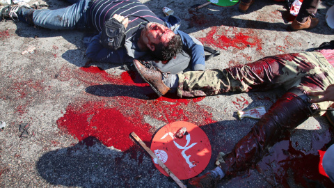 Las víctimas mortales de los atentados en el centro de Ankara yacen en el suelo. EFE/EPA/STR