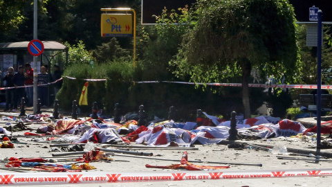 Varias de las víctimas mortales de los atentados en Ankara cubiertas con banderas, pancartas y periódicos.. EFE/EPA/STR