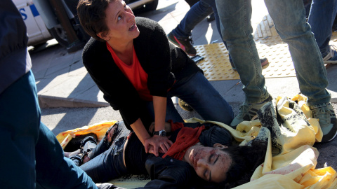 Una mujer atiende a una herida por las explosiones en Ankara, durante una marcha por la paz de los pro-kurdos. REUTERS/Tumay Berkin
