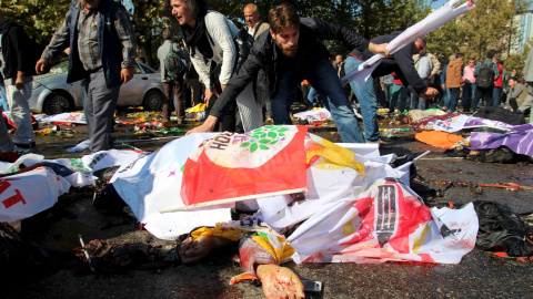 Una persona cubre a una de las víctimas mortales de los atentados en el centro de Ankara durante una marcha por la paz de las foermaciones pro-kurdas.  REUTERS/Tumay Berkin