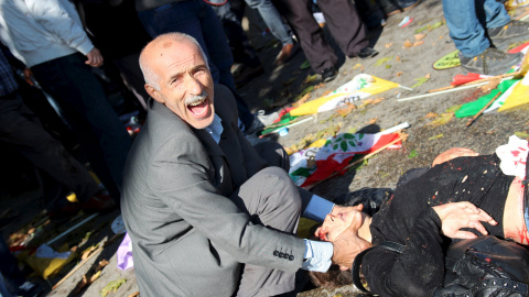 Un hombre pide ayuda para un herido por las explosiones en el centro de Ankara durante una marcha pro-kurda. REUTERS/Tumay Berkin