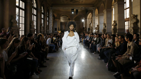 Una modelo presenta una creación del diseñador coreano Young Moon Hee como parte de su colección primavera / verano 2017 durante la Semana de la Moda en París, Francia. REUTERS / Gonzalo Fuentes