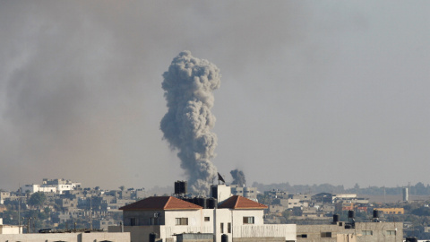 El humo se eleva después de un aéreo israelí, al este de la ciudad de Gaza. REUTERS / Ahmed Zakot