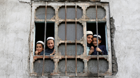 Estudiantes afganos de una escuela religiosa en Kabul, Afganistán. REUTERS / Omar Sobhani