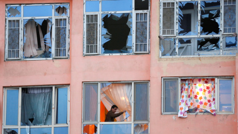 Un hombre afgano limpia los restos del ataque suicida perpetrado en Kabul, Afganistán. REUTERS / Mohammad Ismail