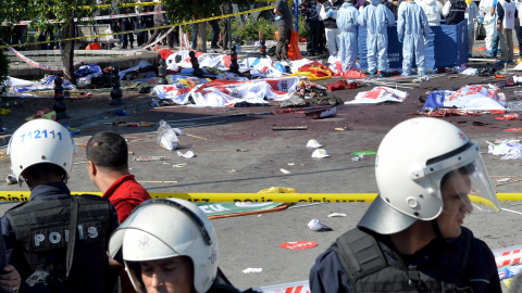 Los forenses examinan el área donde se produjo una de las explosiones en el centro de Ankara, mientras agentes de la policía acordonan la zona. REUTERS/Stringer