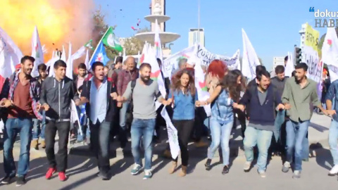 Imagen del video que muestra el momento de la segunda explosión en la marcha convocada por organizaciones pro-kurdas en Ankara. EFE/EPA/doku8HABER