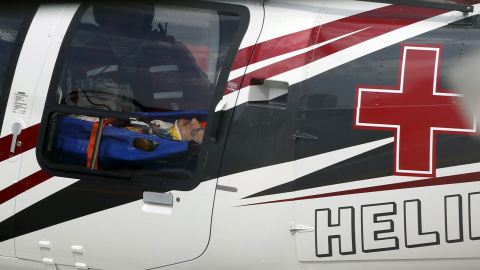 Carlos Sainz, tras el accidente, en el helicóptero que le trasladó al hospital. REUTERS Carlos Sainz, tras el accidente, en el helicóptero que le trasladó al hospital. REUTERS