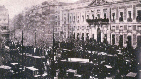 Proclamación de la Segunda República en la Puerta del Sol de Madrid.