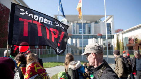 Los participantes en la manifestación contra el TTIP pasan por delante de la sede de la Cancillería, donde tiene su despacho Angela Merkel, en Berlín. EFE/EPA/JOERG CARSTENSEN Los participantes en la manifestación contra el TTIP pasan por delante de la sede de la Cancillería, donde tiene su despacho Angela Merkel, en Berlín. EFE/EPA/JOERG CARSTENSEN