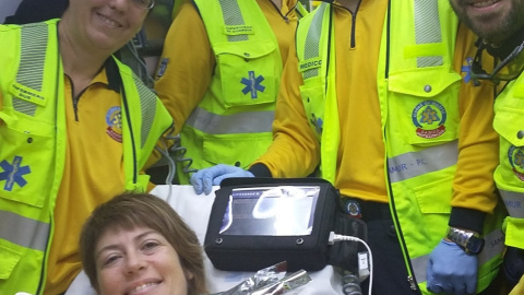 La mujer de parto atendida en la M-30 con el equipo del Samur que la atendion. TWITTER EMERGENCIAS MADRID La mujer de parto atendida en la M-30 con el equipo del Samur que la atendion. TWITTER EMERGENCIAS MADRID