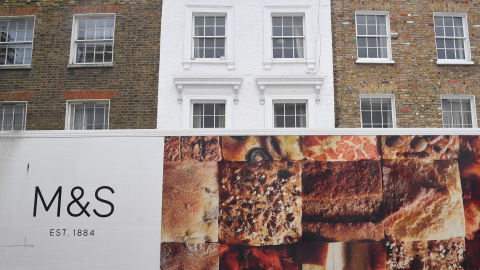 Una furgoneta de reparto de Marks & Spencer, aparcada en una calle de Londres. REUTERS/Toby Melville