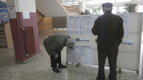 Un hombre consula las listas del censo enun colegio electoral en Atenas. EFE/EPA/YANNIS KOLESIDIS