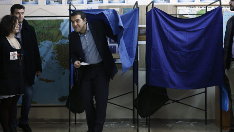El canditato de Syriza, Alexis Tsipras, sale de la cabina de voto en su colegio electoral en Atenas. REUTERS/Alkis Konstantinidis