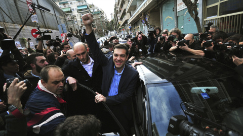 El líder de Syriza y favorito en las elecciones griegas, Alexis Tsipras, saluda con el puño en alto a la salida del colegio electoral tras depositar su voto este 25 de enero. REUTERS/Alexandros Stamatiou
