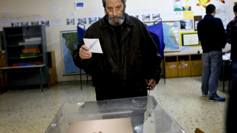 Un hombre deposita su voto en las elecciones al Parlamento griego de este 25 de enero. REUTERS/Alkis Konstantinidis