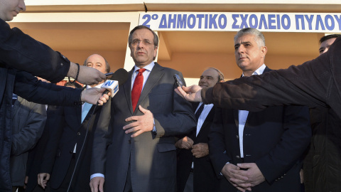 El primer ministro griego, el conservador Antonis Samaras, de Nueva Democracia, hace unas declaraciones a los periodistas tras depositar su voto en un colegio electoral en Pilas, en el sur de Grecia. REUTERS/Nikitas Kotsiaris