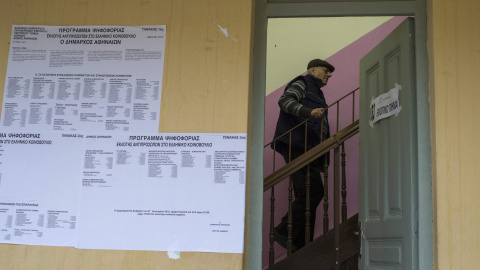 Un hombre sube las escaleras para depositar su voto en un colegio electoral. REUTERS/Marko Djurica