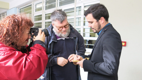 El diputado de IU y candidato a la Presidencia del Gobierno, Alberto Garzón, en un colegio electoral en el barrio ateniense de Ejarjia. EFE/Ingrid Haack
