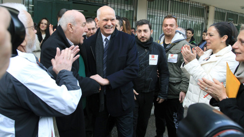 El exprimer ministro del socialista Pasok George Papandreou, tras votar en su colegio electoral de Atenas. EFE/EPA/SIMELA PANTZARTZI
