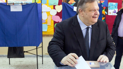 El líder del Pasok y vicepresidente del Gobierno griego, Evangelos Venizelos, vota en su colegio electoral de Salónica. EFE/EPA/SOTIRIS BARBAROUSIS