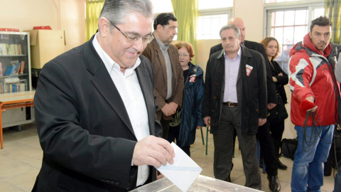 El líder del partido comunista griego KKE, Dimitris Koutsoumbas, vota en Atenas. EFE/EPA/PANTELIS SAITAS