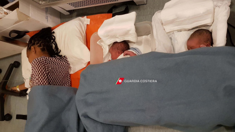 Fotografía facilitada por la Guardia Costera de Italia que muestra a una madres y sus bebés descansando tras ser rescatados en el Mar Mediterráneo, a bordo del barco 'Dattilo'. EFE