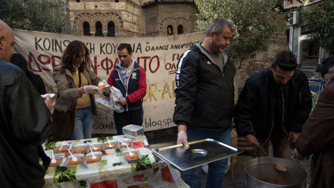 Miembros de una asociación reparten comida en la calle. Miembros de una asociación reparten comida en la calle.