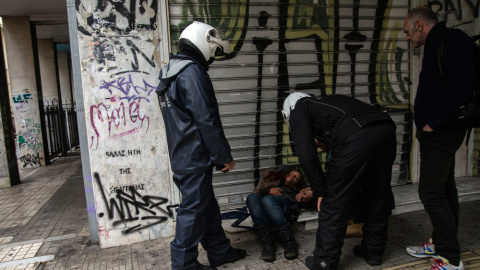 La Policía atiende a una persona en la calle. La Policía atiende a una persona en la calle.