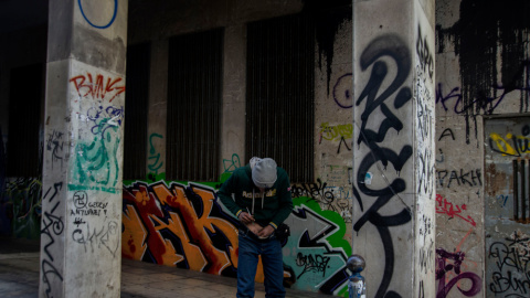 Una persona con una jeringuilla en el barrio ateniense de Exarchia. - CLEMENTE BERNAD Una persona con una jeringuilla en el barrio ateniense de Exarchia. - CLEMENTE BERNAD