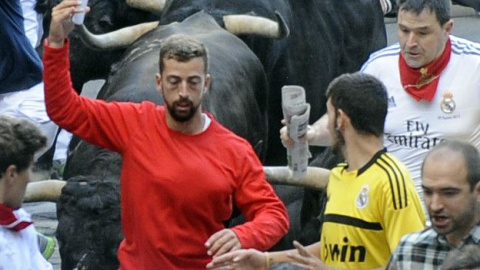 Imagen del momento en que se intentaba tomar un selfie en el encierro.- Getty. Imagen del momento en que se intentaba tomar un selfie en el encierro.- Getty.