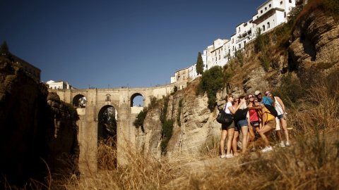 Selfie de unos turistas en "Puente Nuevo, Ronda.- REUTERS. Selfie de unos turistas en "Puente Nuevo, Ronda.- REUTERS.