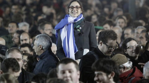 Los seguidores de Syriza celebran la victoria en las elecciones parlamentarias mientras escuchan al líder del partido, Alexis Tsipras. EFE Los seguidores de Syriza celebran la victoria en las elecciones parlamentarias mientras escuchan al líder del partido, Alexis Tsipras. EFE