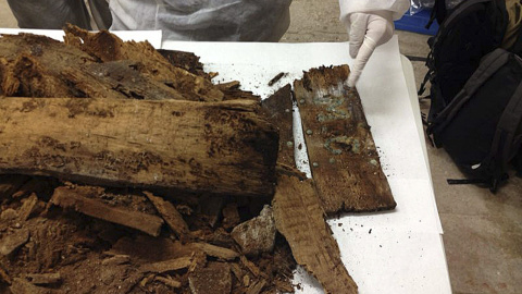 Fotografía facilitada por el Ayuntamiento de Madrid del equipo que busca a Miguel de Cervantes en la iglesia de las Trinitarias de Madrid, que ha encontrado en uno de los nichos un féretro en mal estado y con las iniciales M.C. EFE Fotografía facilitada por el Ayuntamiento de Madrid del equipo que busca a Miguel de Cervantes en la iglesia de las Trinitarias de Madrid, que ha encontrado en uno de los nichos un féretro en mal estado y con las iniciales M.C. EFE