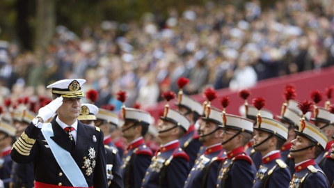 El rey, vestido con el uniforme de capitán general de la Armada, al inicio del desfile del Día de la Hispanidad./ EFE El rey, vestido con el uniforme de capitán general de la Armada, al inicio del desfile del Día de la Hispanidad./ EFE