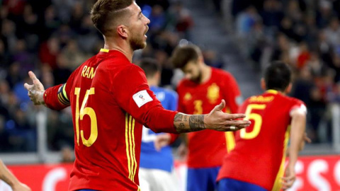 Sergio Ramos se lamenta ayer tras una jugada en el partido contra Italia. /EFE Sergio Ramos se lamenta ayer tras una jugada en el partido contra Italia. /EFE
