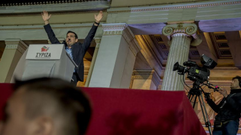 Tsipras se dirige a sus seguidores tras ganar las elecciones. - CLEMENTE BERNAD