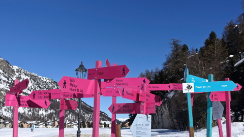 Señalización en una estación de montaña. Fotografía de Daniele Levis Pelusi (Unsplash). Señalización en una estación de montaña. Fotografía de Daniele Levis Pelusi (Unsplash).