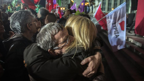 Dos personas se abrazan tras la victoria de Syriza. - CLEMENTE BERNAD
