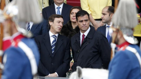 El portavoz del PP en el Congreso, Rafael Hernando y el líder de los socialistas, Pedro Sánchez, durante el desfile del Día de la Fiesta Nacional./ EFE El portavoz del PP en el Congreso, Rafael Hernando y el líder de los socialistas, Pedro Sánchez, durante el desfile del Día de la Fiesta Nacional./ EFE