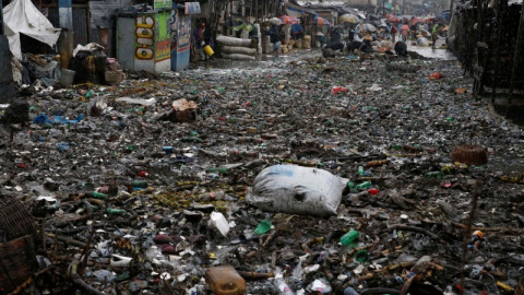 Una calle de la capital de Haiti, Puerto Príncipe, tras el paso del huracán Matthew.  REUTERS/Carlos Garcia Rawlins