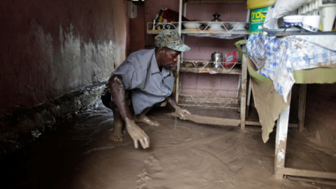 Un hombre limpia su casa inundada tras el paso del huracán Matthew en Les Cayes, Haiti. REUTERS/Andres Martinez Casares