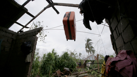 Una maleta cuelga de los restos del tejado destruido de una casa por el huracán Matthew en Les Cayes, Haiti.  REUTERS/Andres Martinez Casares