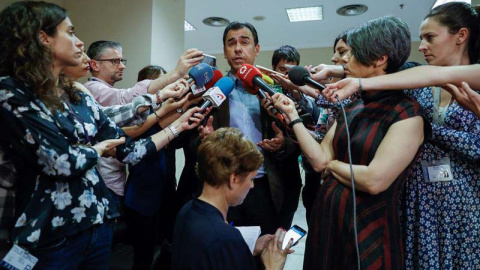 Fernando Martínez-Maillo atiende a los medios en el Congreso. | EFE