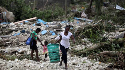 Una mujer porta un cesto en una zona devastada por el huracán Matthew en Cavaillon, Haiti. REUTERS/Andres Martinez Casares