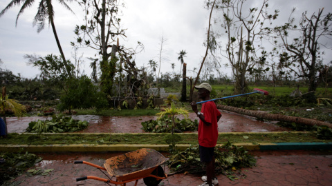 Un hombre descansa mientras limpia los escombros de los alrededores del Hotel Villa Mimosa en Les Cayes, Haiti. REUTERS/Andres Martinez Casares