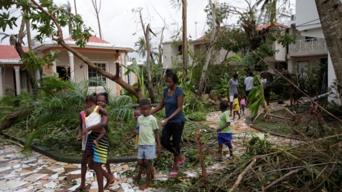 Un grupo de niños camina entre los restos devastados del huracán Matthew en Les Cayes, Haiti. REUTERS/Andres Martinez Casares
