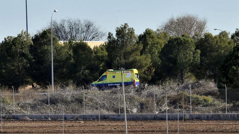 Una ambulancia acude a la base aérea de Los Llanos (Albacete) donde dos pilotos han fallecido y otras diez personas han resultado heridas -seis de gravedad- al estrellarse un avión F-16 griego. EFE
