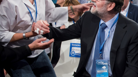 El presidente del Gobierno, Mariano Rajoy, y la secretaria general del Partido Popular, María Dolores de Cospedal, durante la inauguración de la Convención Nacional del PP en Sevilla. EFE/Raúl Caro El presidente del Gobierno, Mariano Rajoy, y la secretaria general del Partido Popular, María Dolores de Cospedal, durante la inauguración de la Convención Nacional del PP en Sevilla. EFE/Raúl Caro